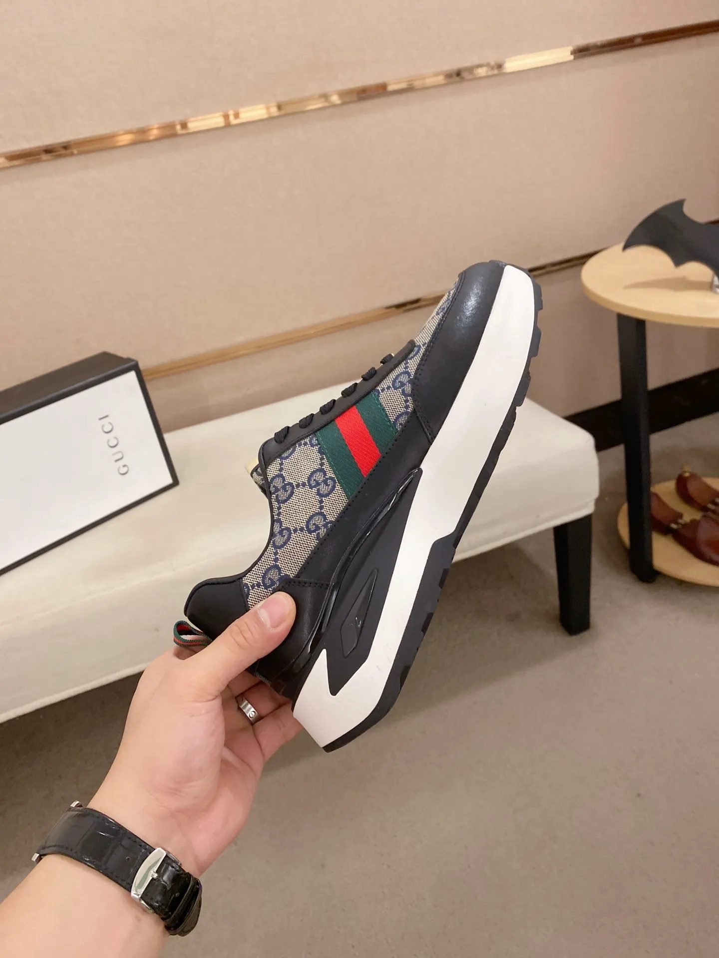 Men's shoes 💰 462💰The new GUCCI (Gucci) counters are launched simultaneously. The new men's shoes, 😘fabrics are selected from imported cowhide, and the lining is sheepskin lining. 👍🏿 High-end ☄️ air-cushion molded anti-slip rubber outsole, exquisite lines, simple and elegant, comfortable and high-end for leisure travel. Code number: 38 to 44 (45 can be customized and cannot be returned or exchanged)